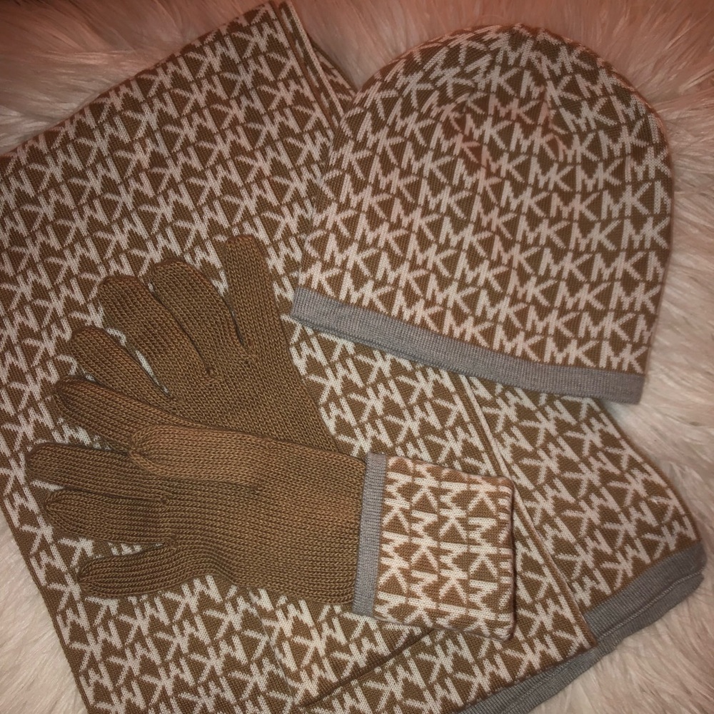 Michael Kors 3 Piece Set!!